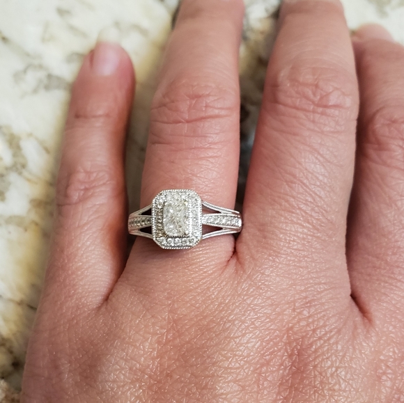 Helzberg halo diamond ring - 14k - Picture 11 of 13